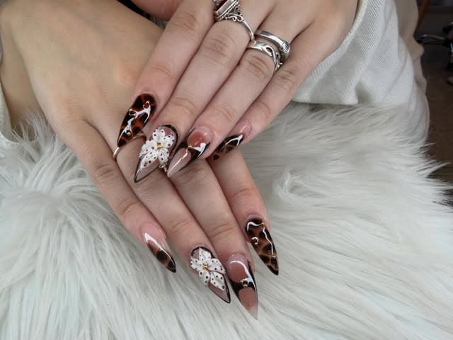 Tortoiseshell tones and white 3D flowers